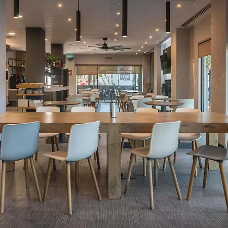 Ibis Montmelo מלון